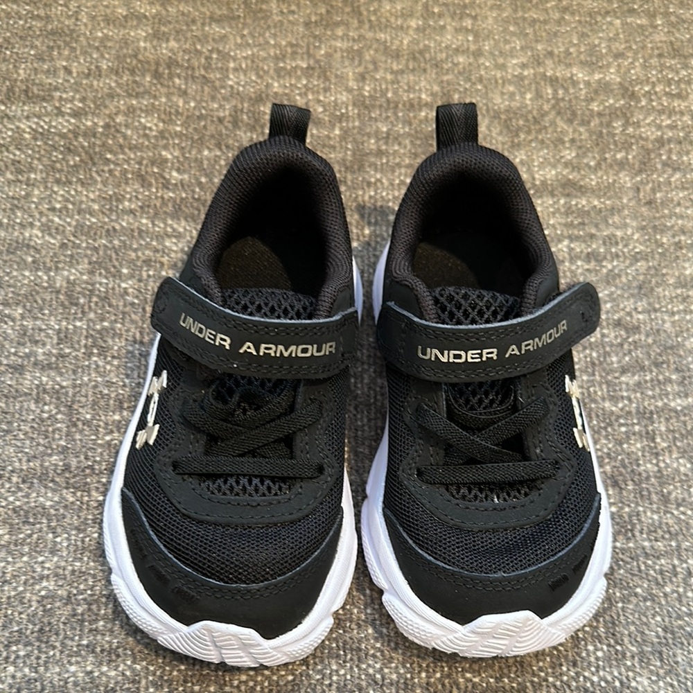 NWOT- Under Armour Black Kids Shoes. Size 6 toddler - Picture 7 of 9